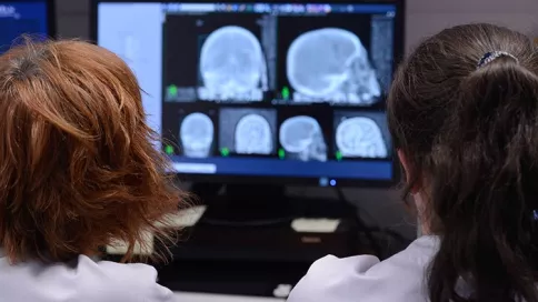 Deux médecins regardent le résultat d'un scanner du cerveau
